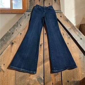 Boden High Rise Flare Jeans. Dark Wash.
Size: 6 - 29” inseam